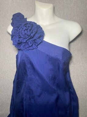 guess by marciano dark blue one shoulder with a flower on the side xs dress